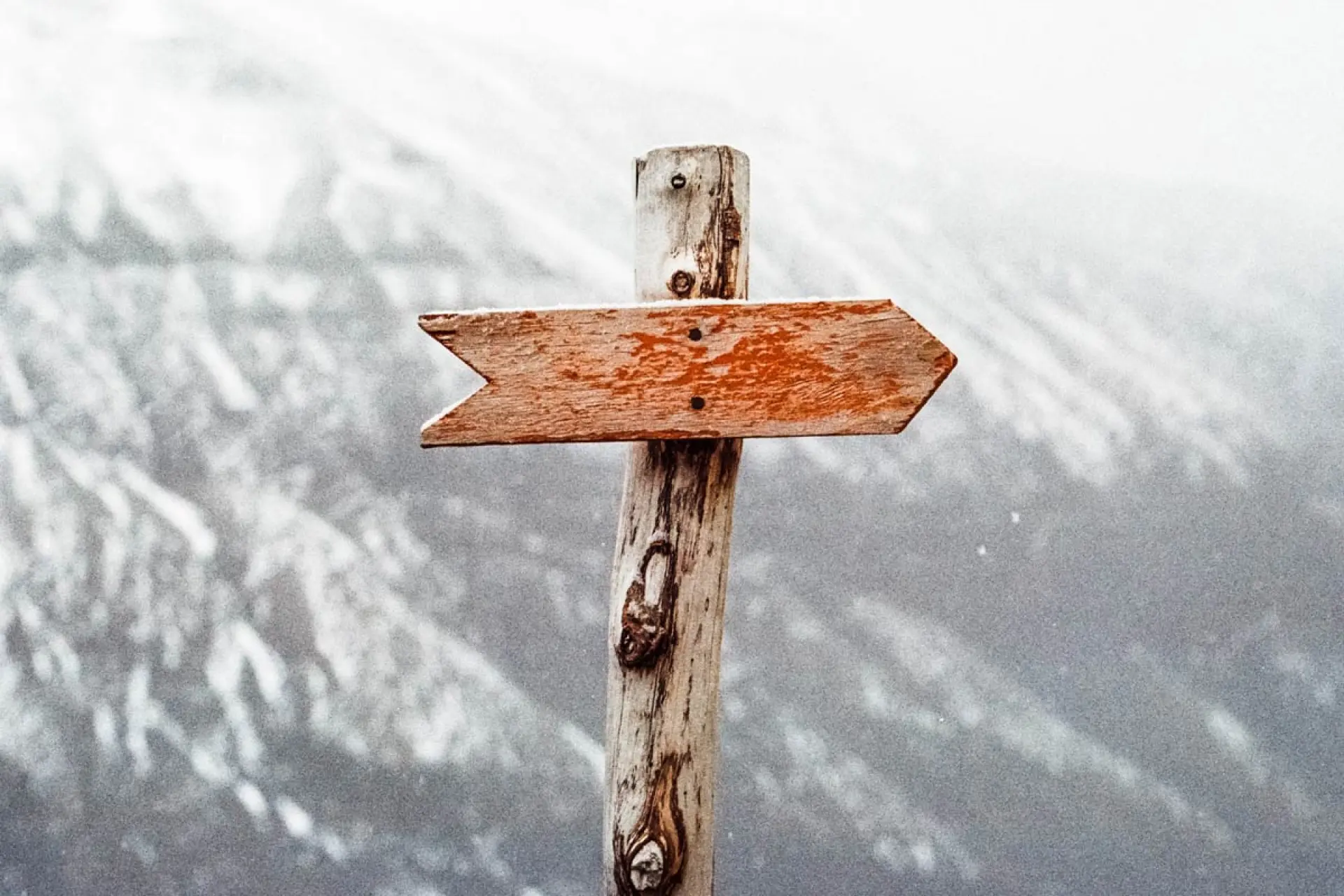Tackling the ground-plane conundrum within tiny GNSS tracking devices